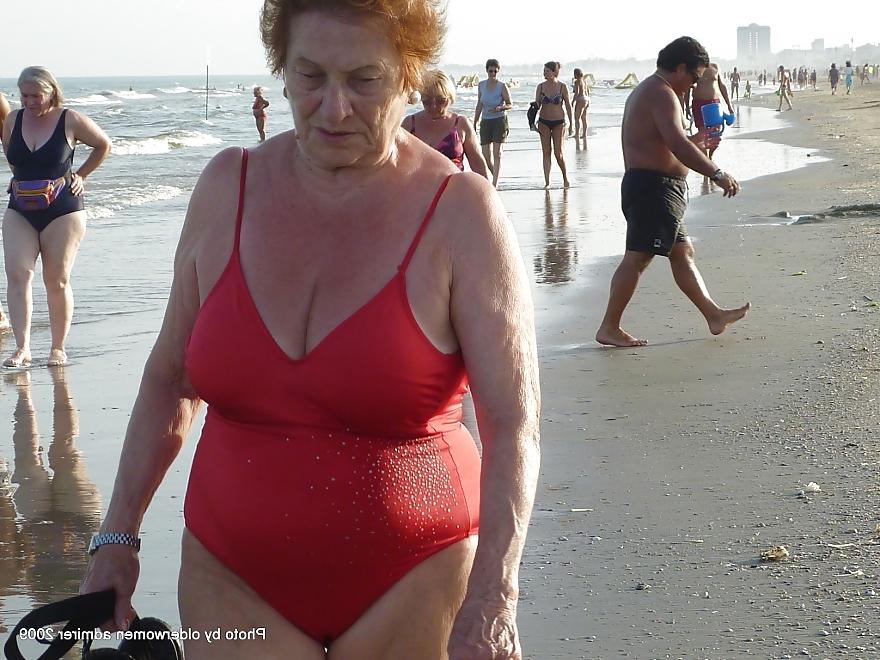 25P Oma am Strand
