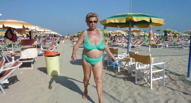 25P Oma am Strand