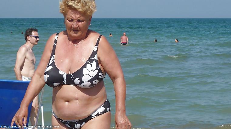 25P Oma am Strand