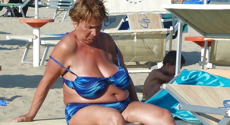 25P Oma am Strand
