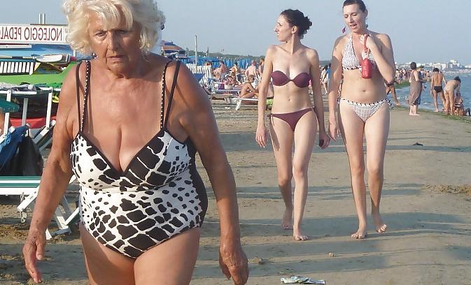 25P Oma am Strand