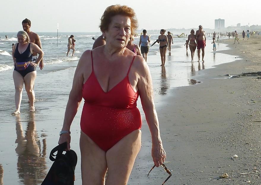 25P Oma am Strand
