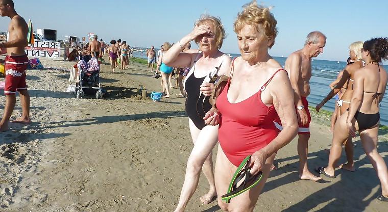 25P Oma am Strand