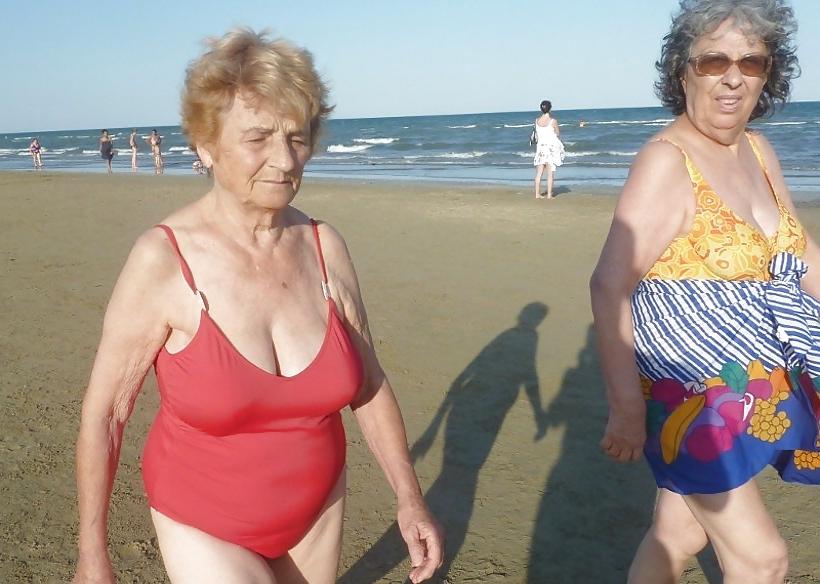 25P Oma am Strand