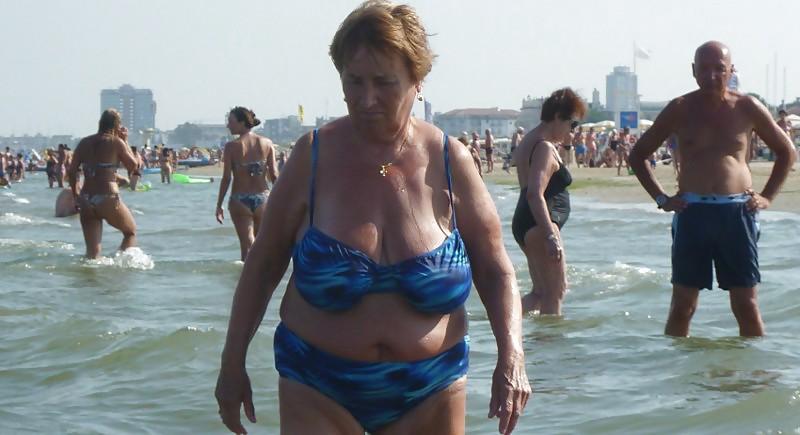 25P Oma am Strand
