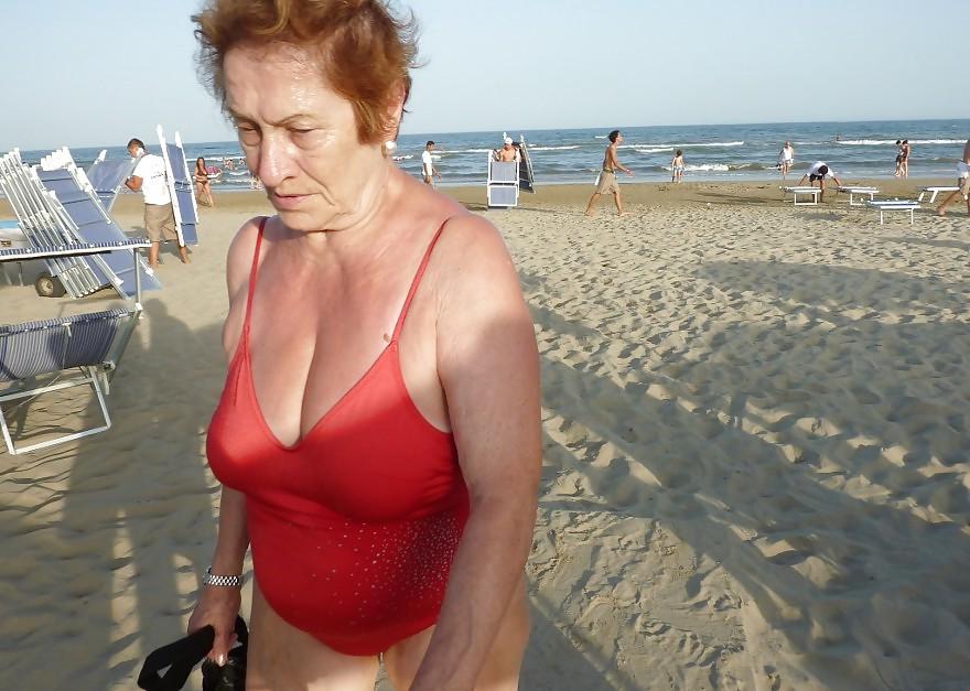 25P Oma am Strand