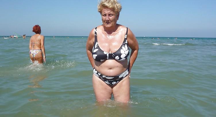 25P Oma am Strand