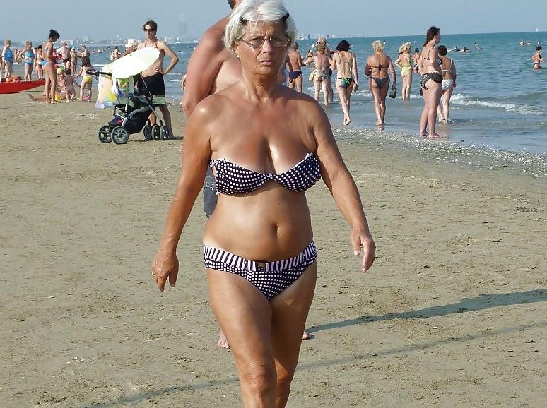 25P Oma am Strand