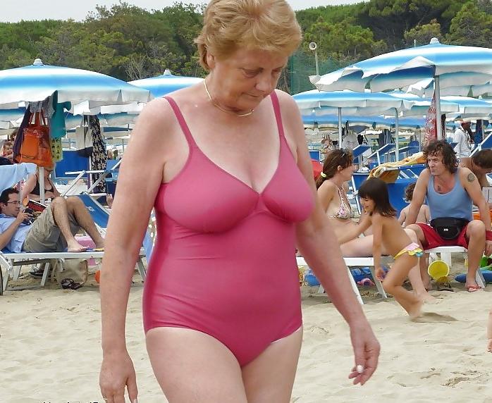 25P Oma am Strand