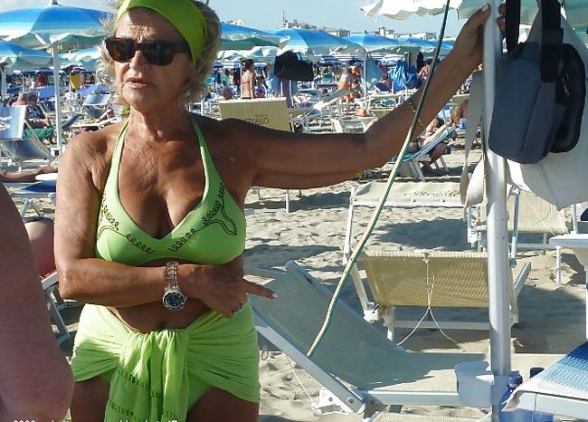 25P Oma am Strand