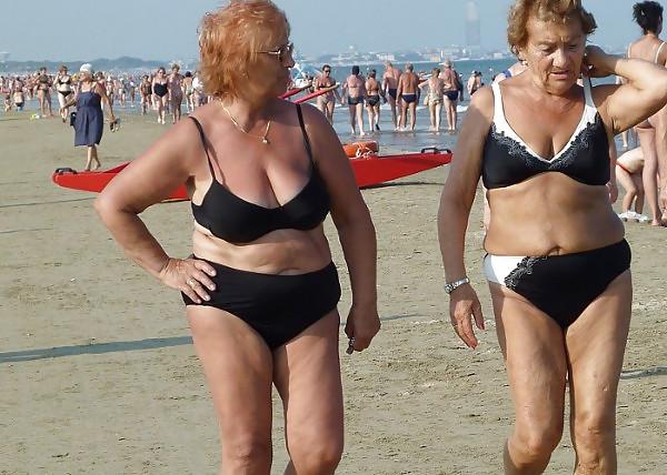 25P Oma am Strand