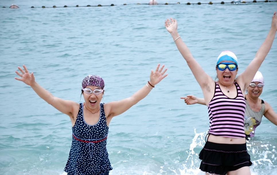 25P My visit to the beach (Beautiful Asians with Hairy Armpits)