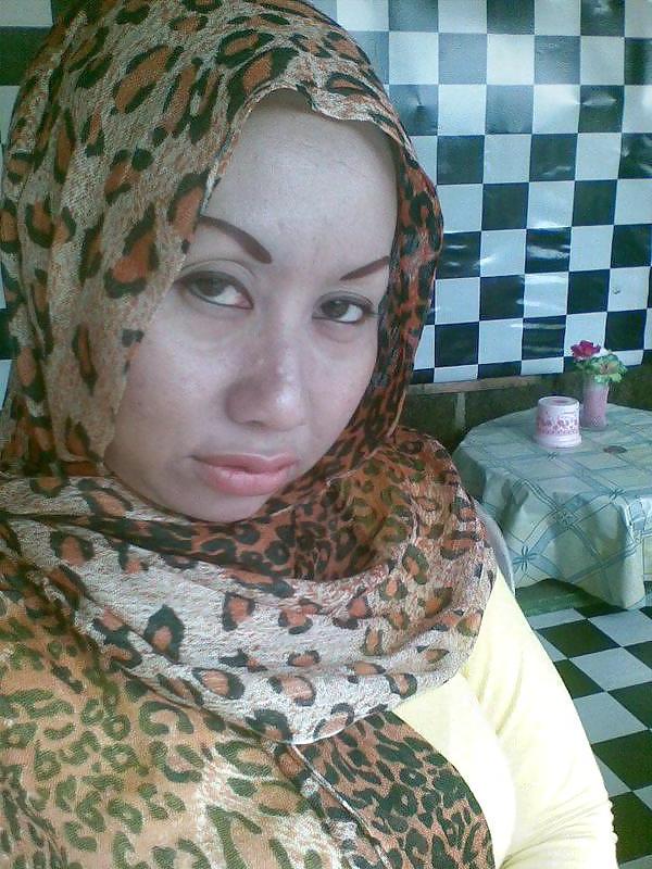 8P Malay MILF tits