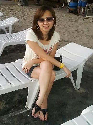 23P Pinay Chinese MILF With White Sexy Legs & Feet