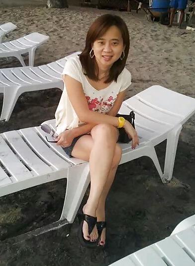23P Pinay Chinese MILF With White Sexy Legs & Feet