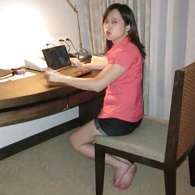 23P Pinay Chinese MILF With White Sexy Legs & Feet