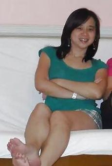 23P Pinay Chinese MILF With White Sexy Legs & Feet