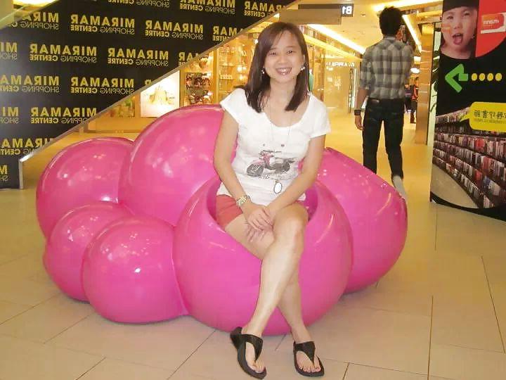 23P Pinay Chinese MILF With White Sexy Legs & Feet