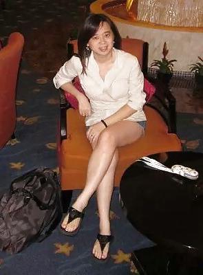 23P Pinay Chinese MILF With White Sexy Legs & Feet