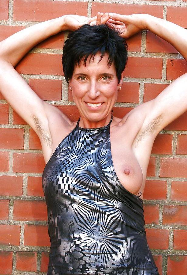 25P Girls with hairy, unshaven armpits E