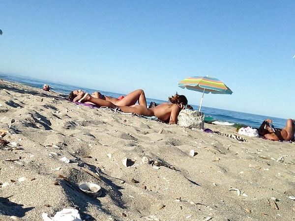 25P Real Nudists On The Beach