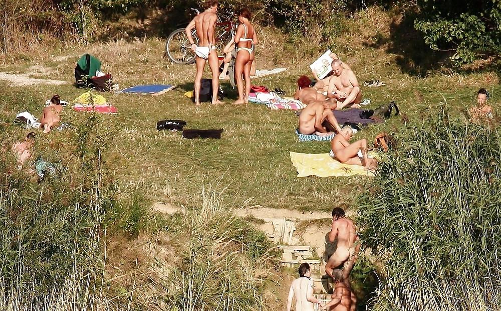 25P Real Nudists On The Beach
