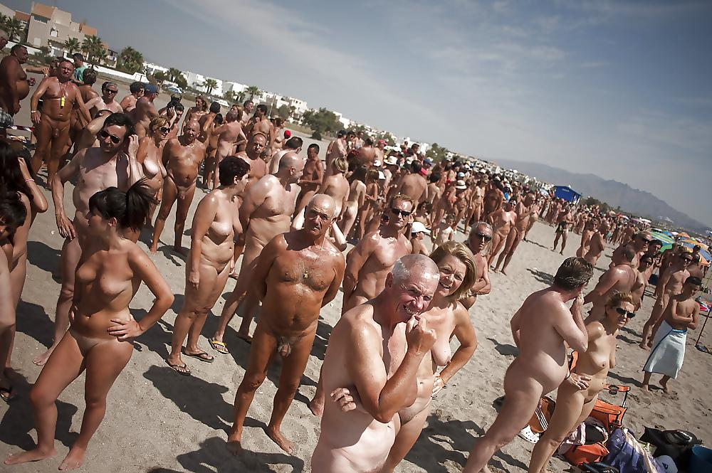 25P Real Nudists On The Beach