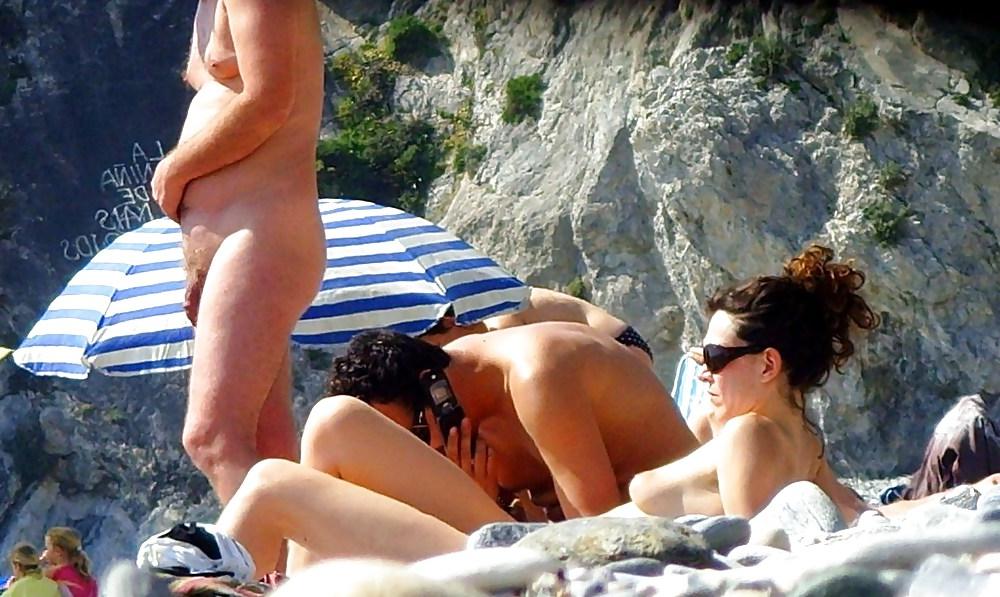 25P Real Nudists On The Beach