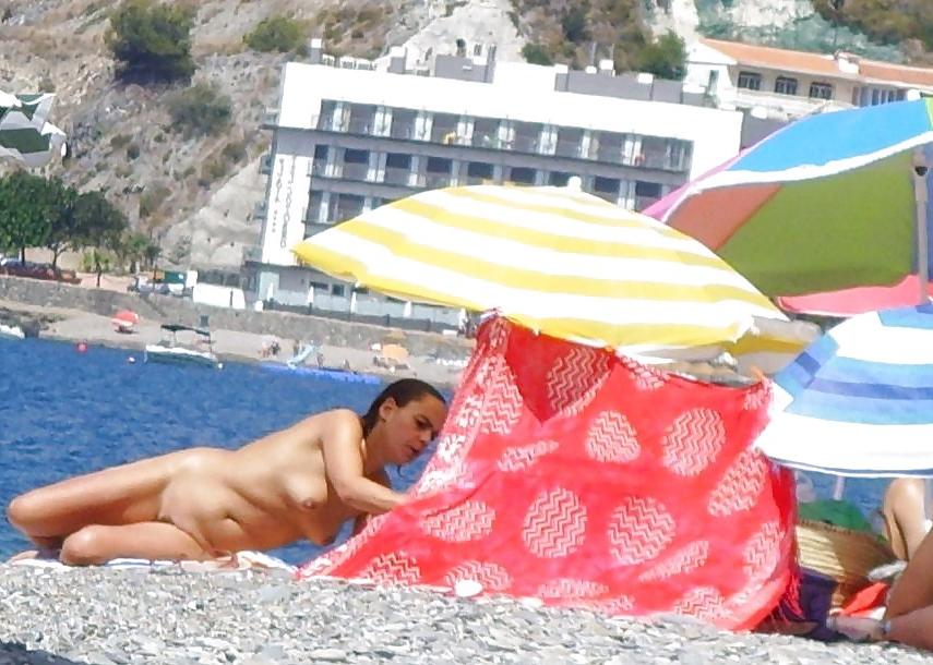 25P Real Nudists On The Beach