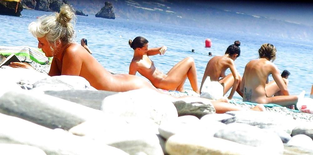 25P Real Nudists On The Beach