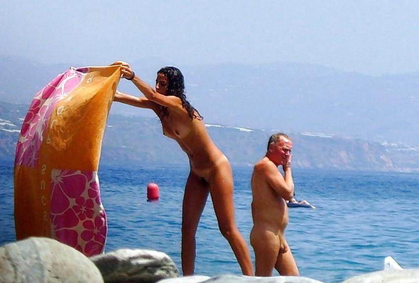 25P Real Nudists On The Beach