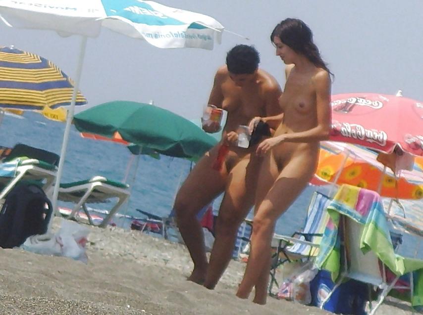 25P Real Nudists On The Beach