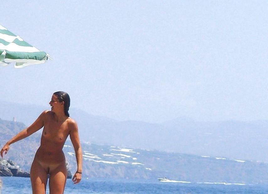 25P Real Nudists On The Beach