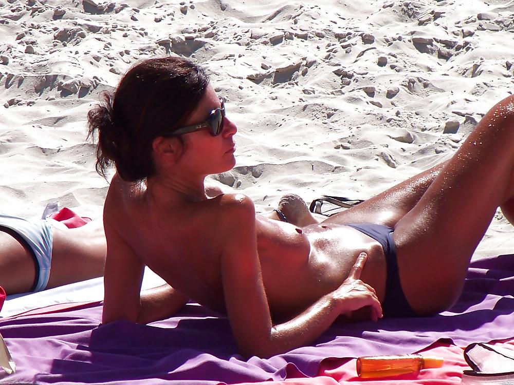 25P Topless beach