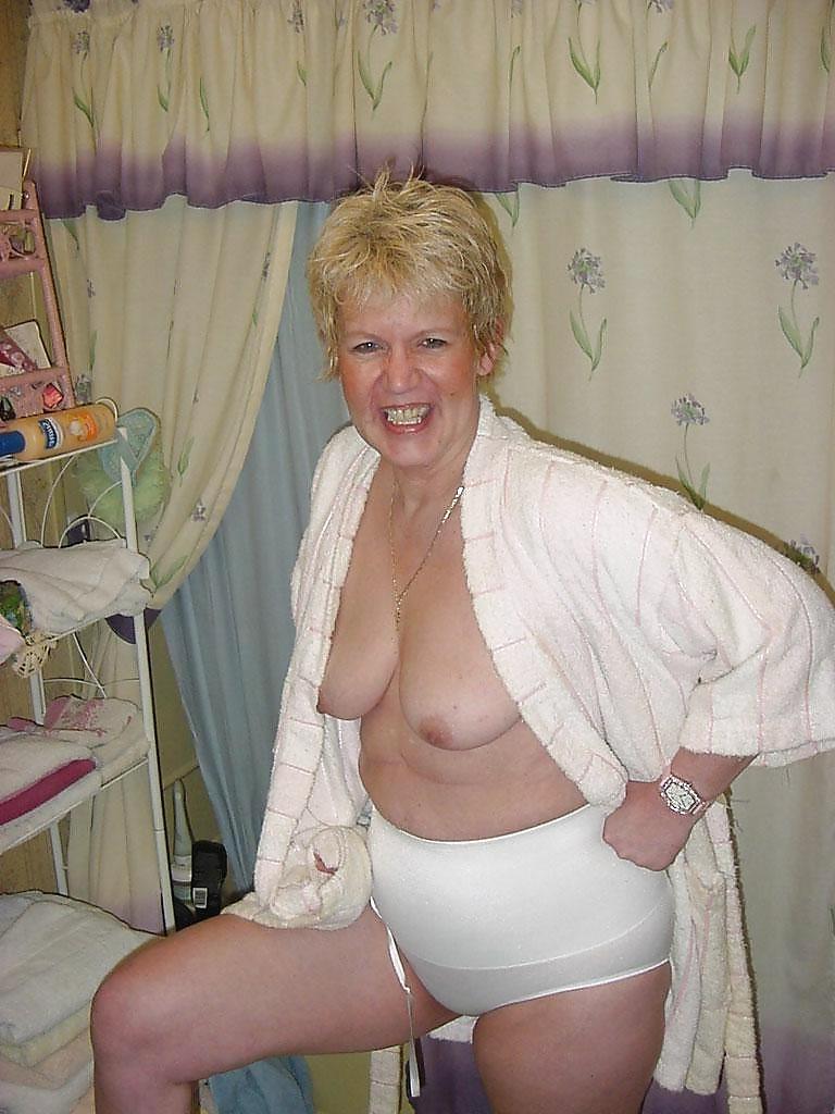 25P Grannies show their knickers