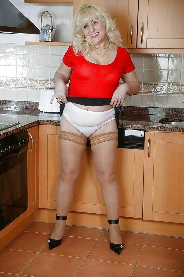 25P Grannies show their knickers