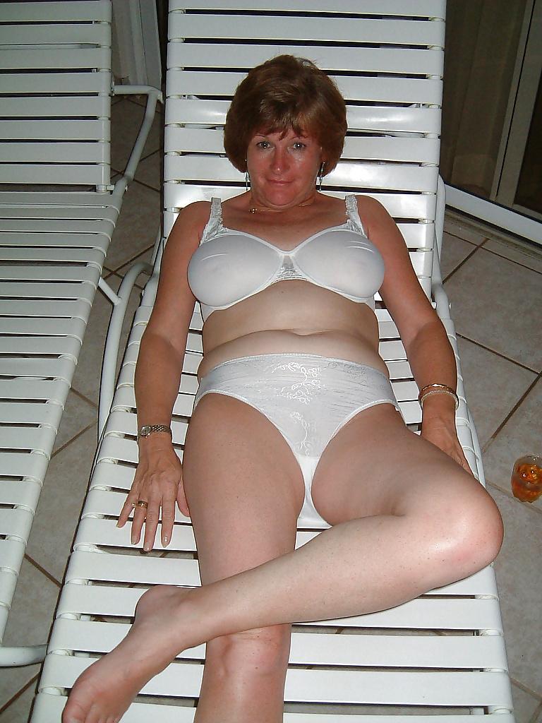 25P Grannies show their knickers