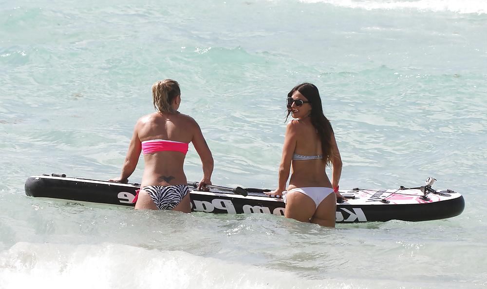 14P Hot Celeb Claudia Romani in Bikini on the Beach (sexy Ass)