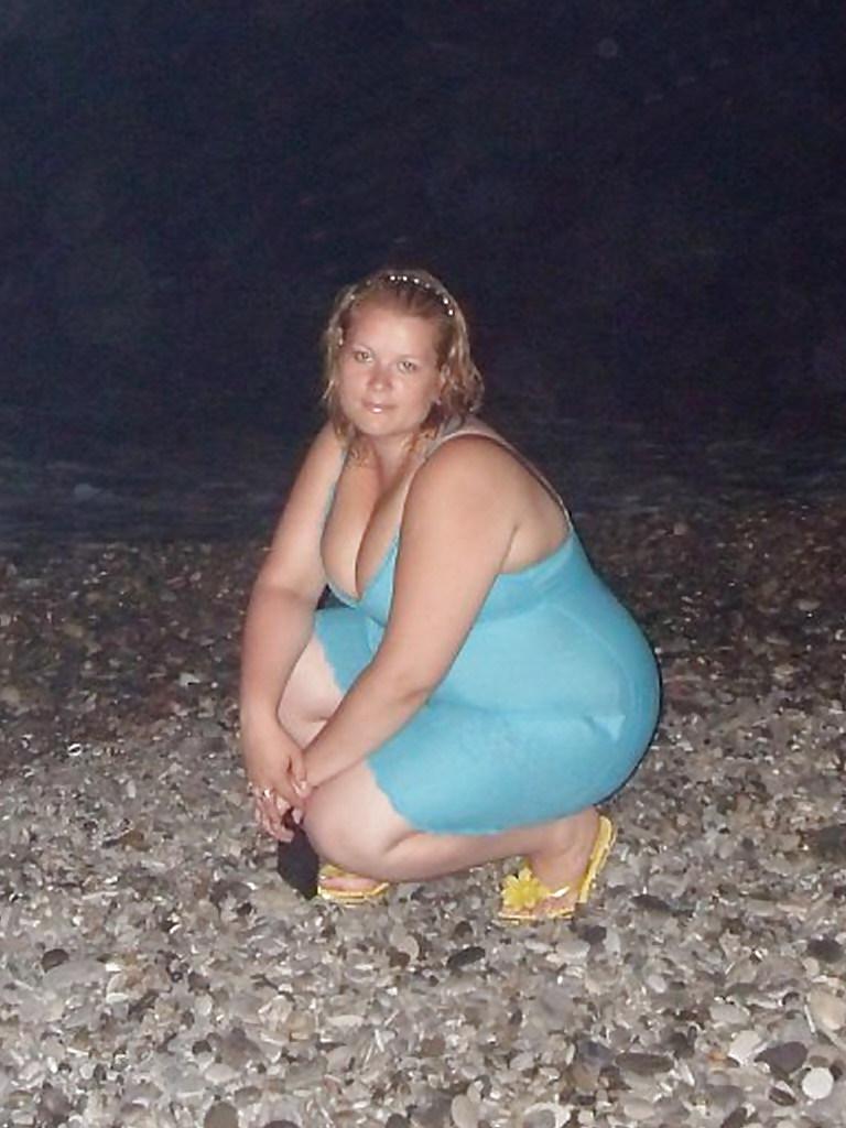25P Plump curvy babes in the beach