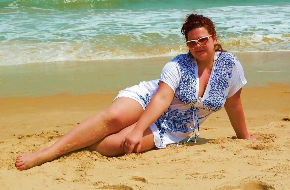 25P Plump curvy babes in the beach