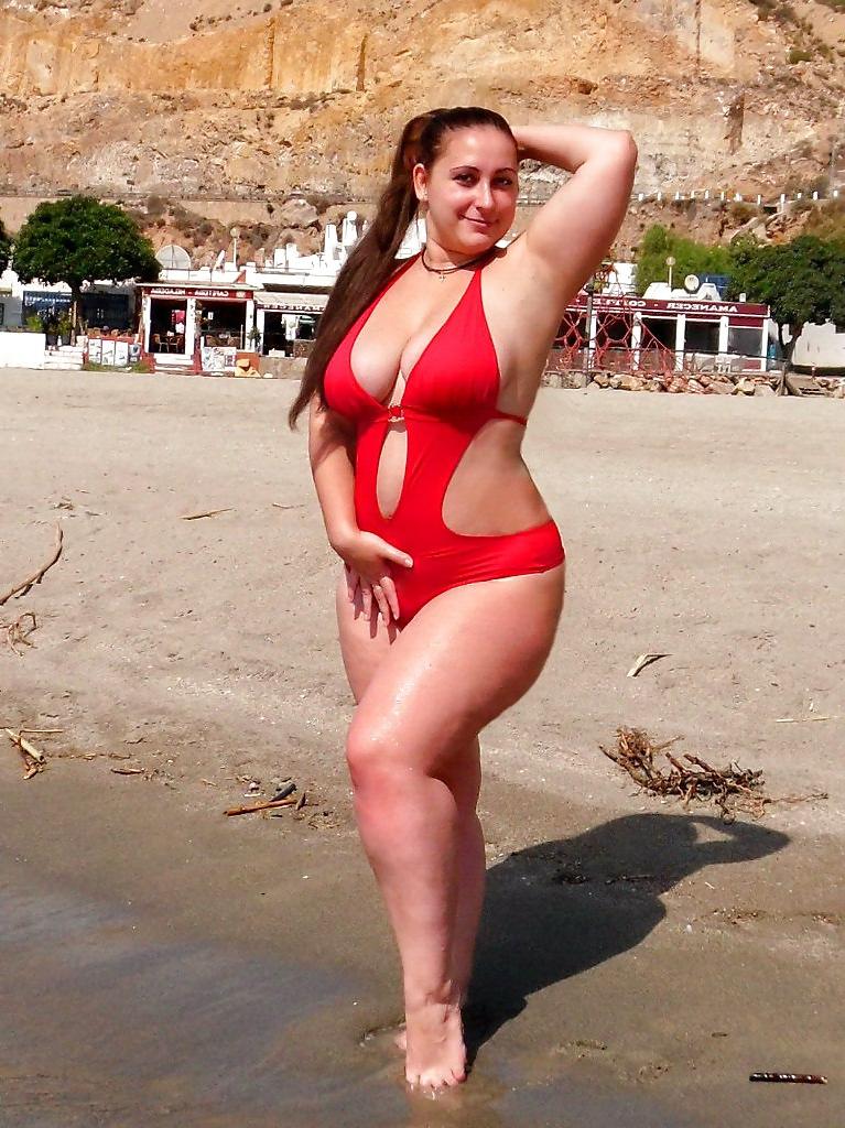 25P Plump curvy babes in the beach