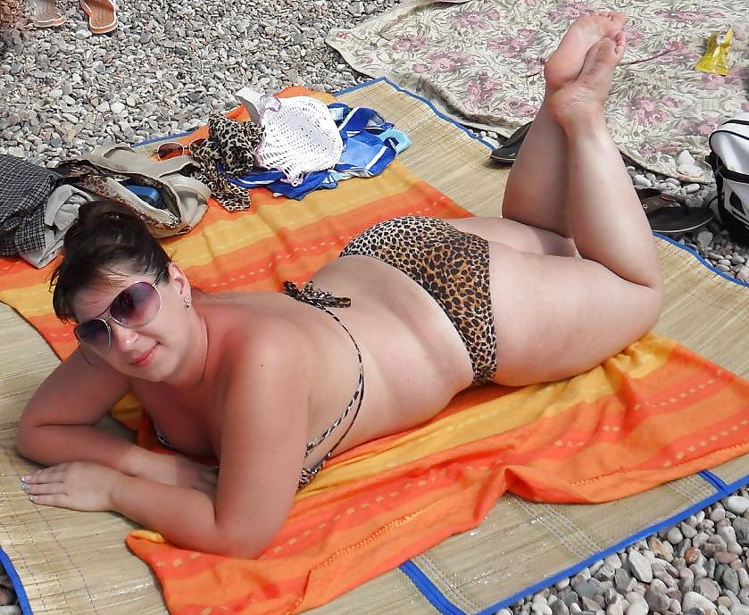 25P Plump curvy babes in the beach