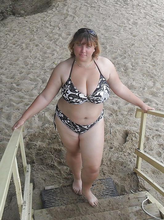 25P Plump curvy babes in the beach