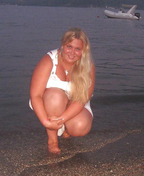 25P Plump curvy babes in the beach