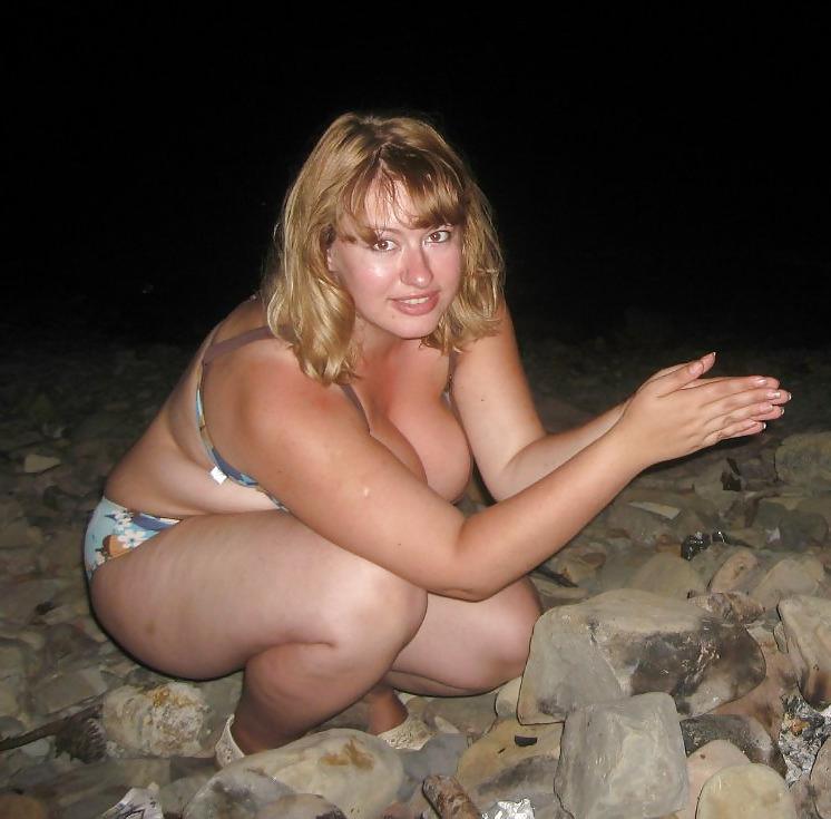 25P Plump curvy babes in the beach