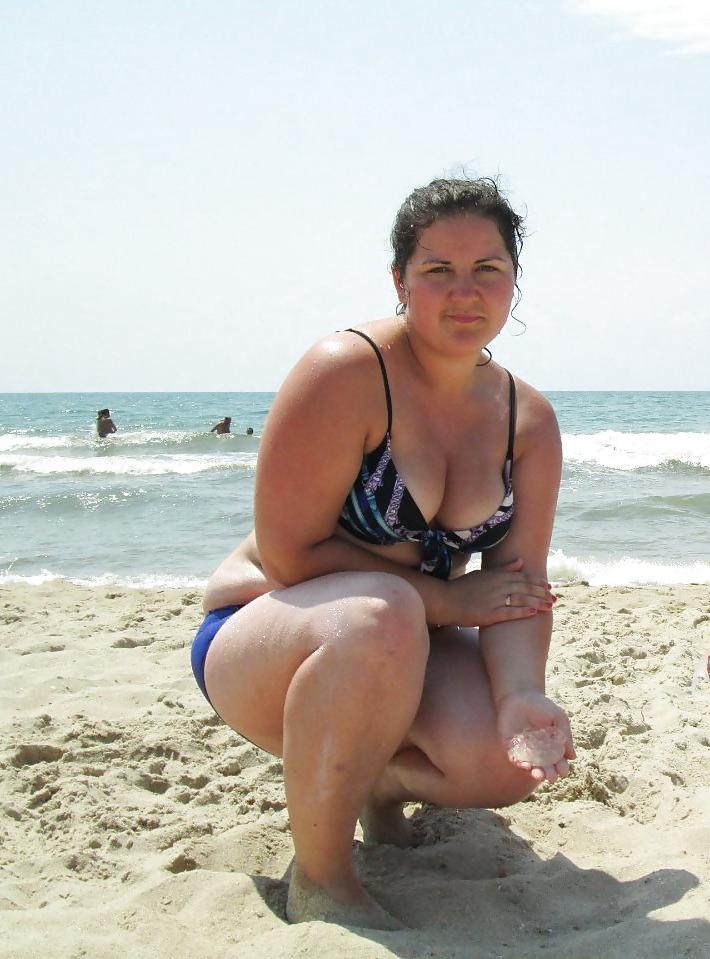 25P Plump curvy babes in the beach