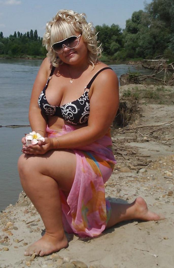 25P Plump curvy babes in the beach