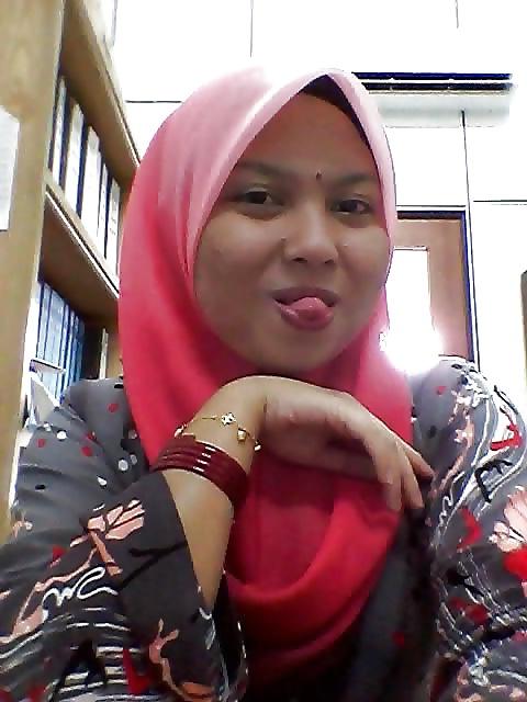 5P Malay girl naked in office