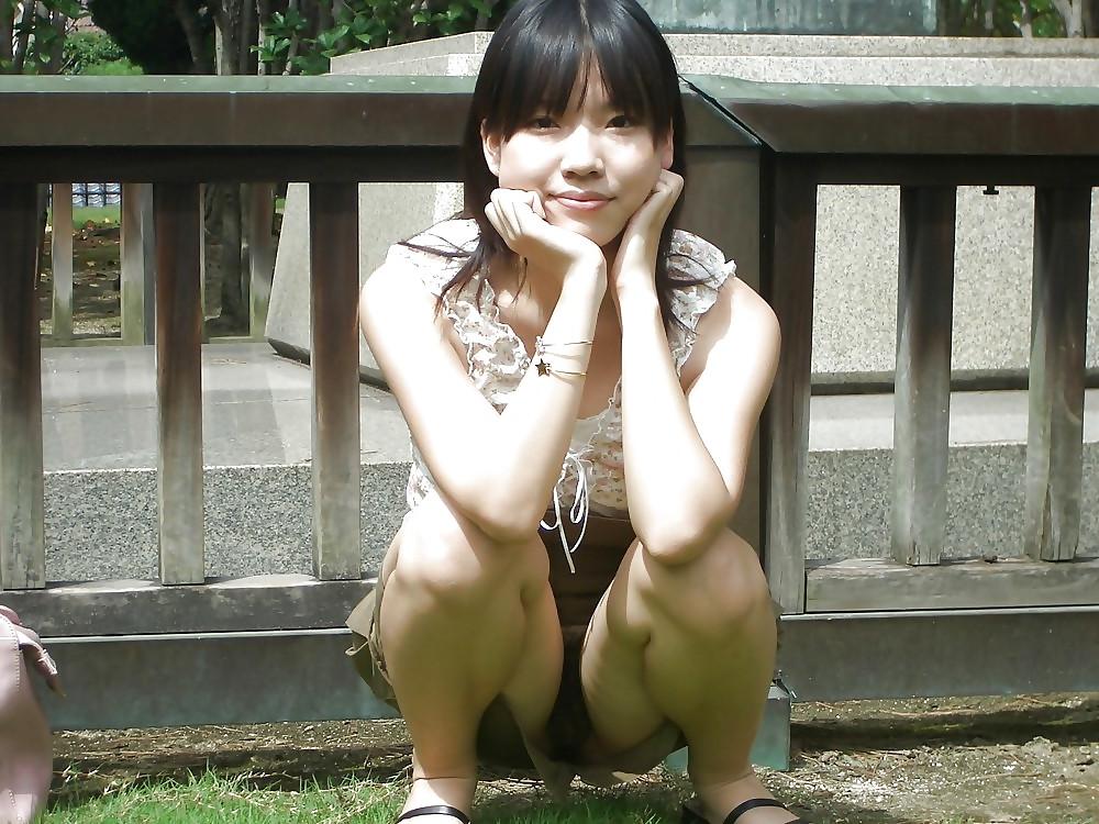 25P Upskirt hairy pussy