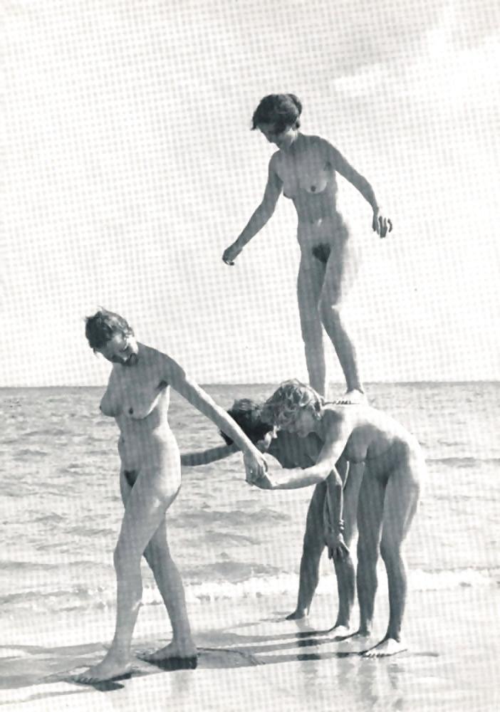 12P TheSandfly Glorious Beach Retro Girl Group Fun!